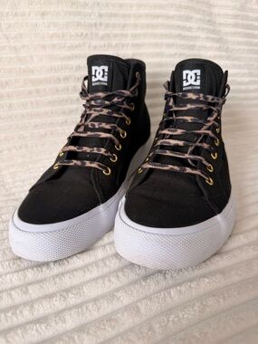 Women’s DC Shoes Black High-Top Sneakers with Leopard accents.   Size 11